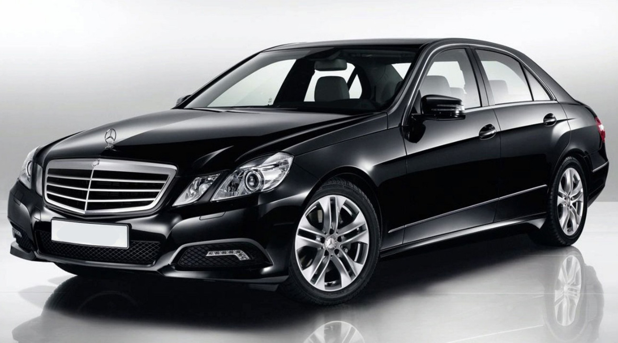 Mercedes class E - Berline de luxe confortable, raffinée pouvant accueillir jusqu'à 3 passagers.